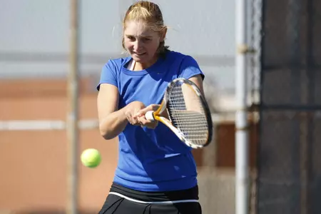 Kelsey Lawson won two matches on Thursday to advance to the Round of 16 at the Midwest ITA Regional