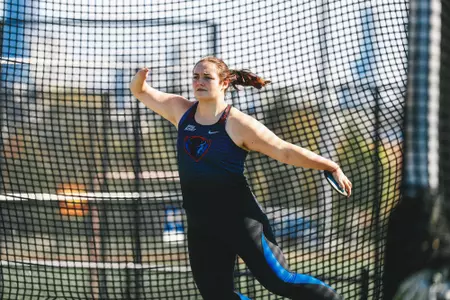 Noelle DeJaynes throwing discus
