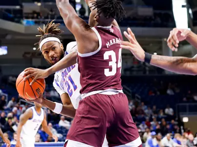dasean nelson passes ball
