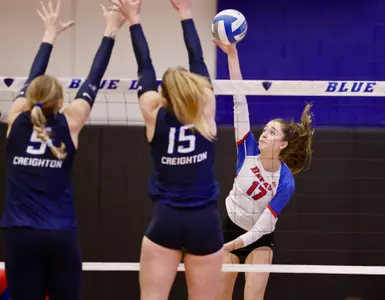 Yagmur Yavuz attacks volleyball