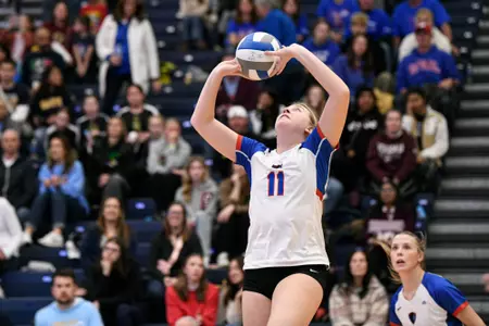 Amanda Saeger sets volleyball