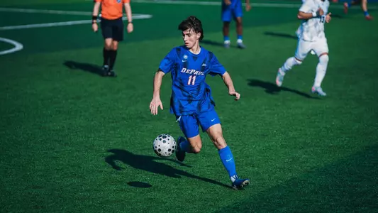Daniel Hickiewicz dribbles