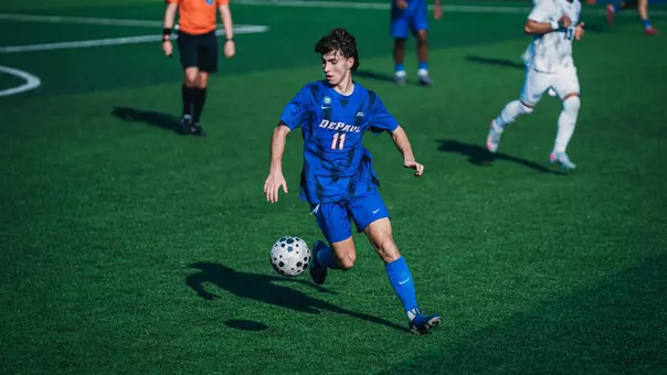 Daniel Hickiewicz dribbles