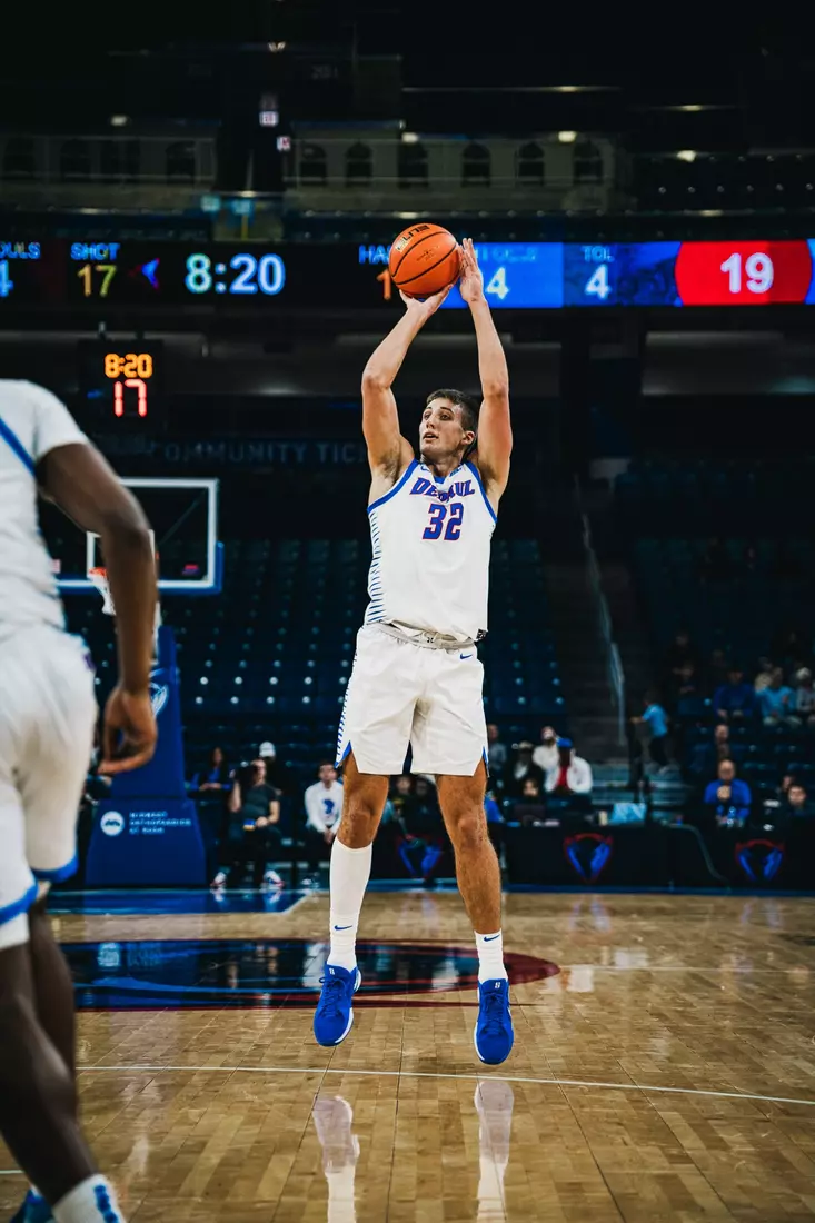 Jeremy Lorenz pulls up from three