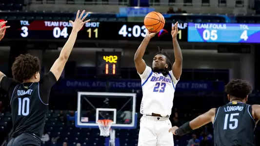 David Thomas sets up a three-pointer.