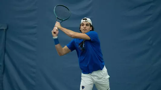 Matteo Iaquinto returns a ball