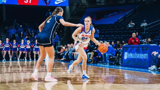 Ally Timm dribbling towards the 3-point line