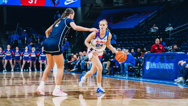 Ally Timm dribbling towards the 3-point line