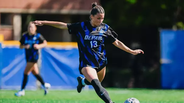 Mia Veldman lines up for a shot.