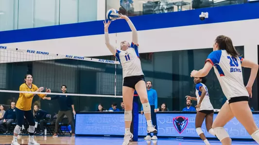 Amanda Saeger sets the ball