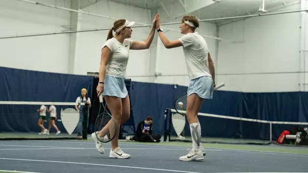 Hannah Smith and Clara Nilsson high five