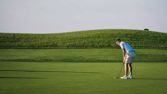 billy gneiser lines up a shot