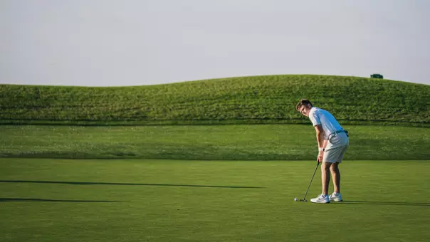 billy gneiser lines up a shot