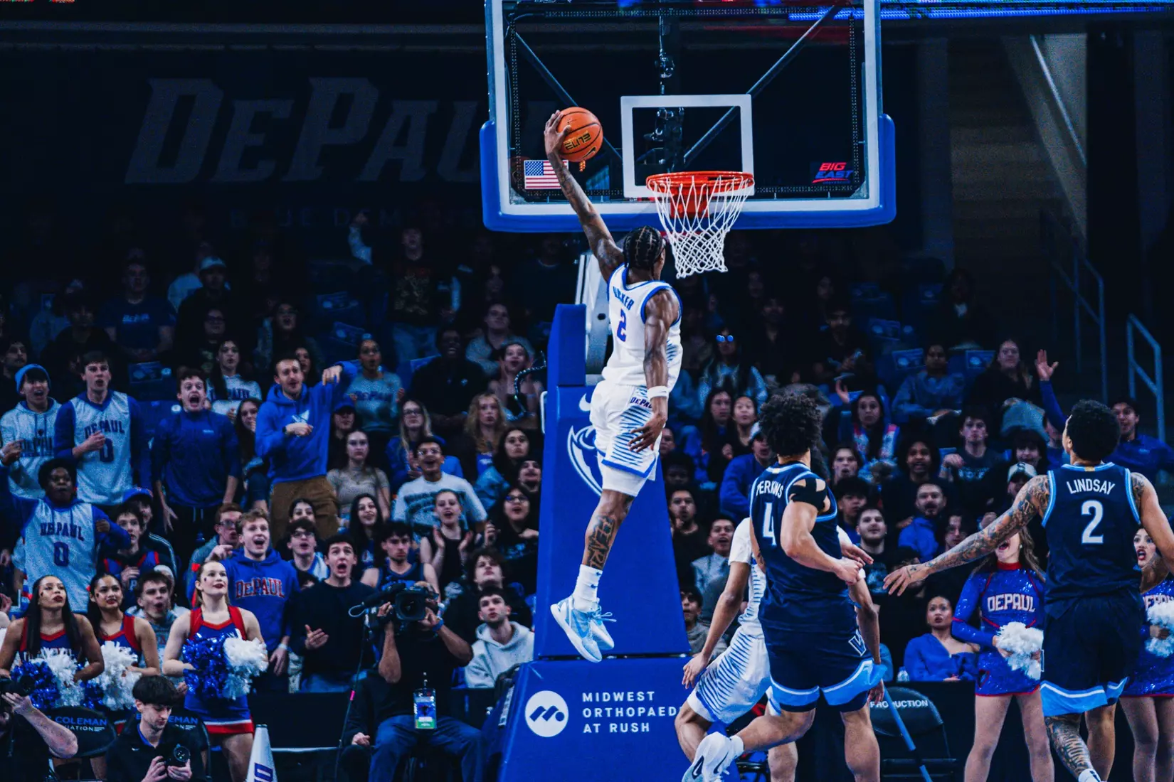 Layden Blocker dunks the ball.