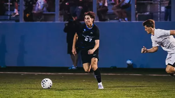 Daniel Hickiewicz dribbles down the field