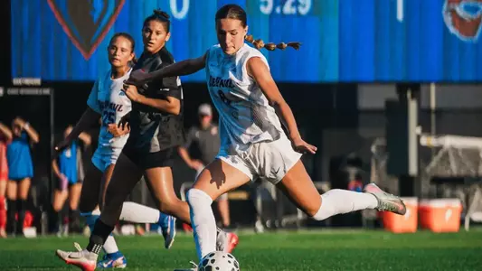 Carolina Capizzi gets ready to strike the ball.