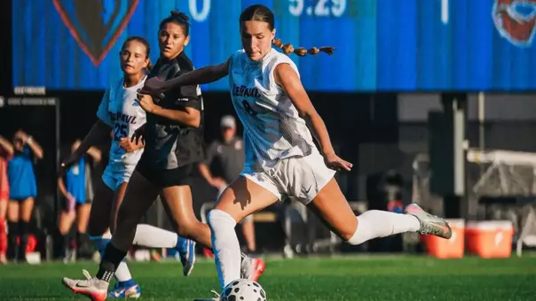 Carolina Capizzi gets ready to strike the ball.