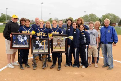 Softball Turns Away Towson For Sweep on Senior Day Image
