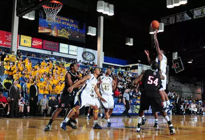 Huskies Edge Drexel in Closing Seconds, 47-46 Image