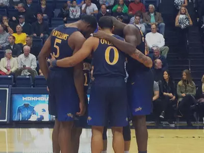 MBB huddle vs Monmouth