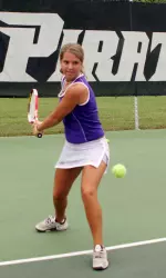 Senior Luiza Borges Remains Undefeated In Fall Play