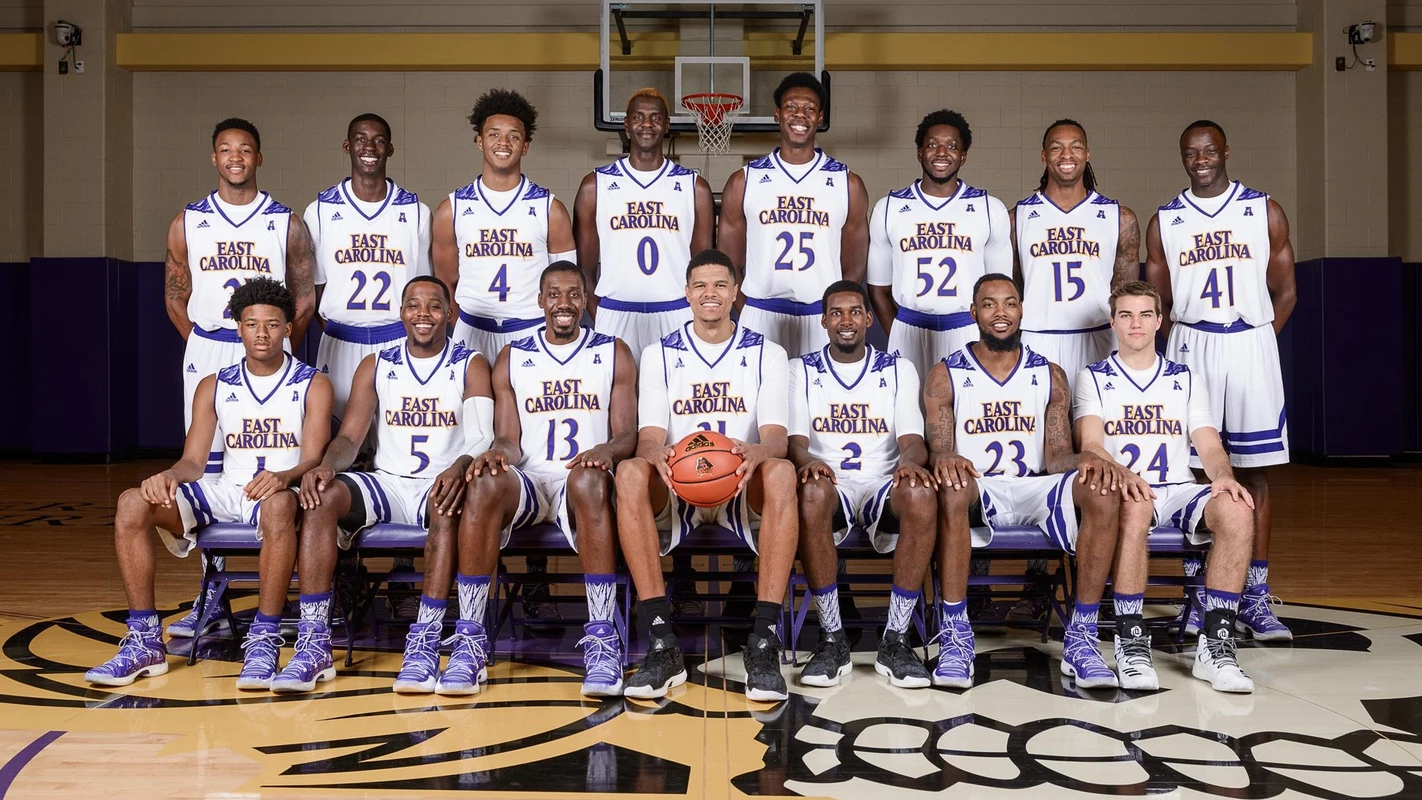2016-17 Men's Basketball Team Photo