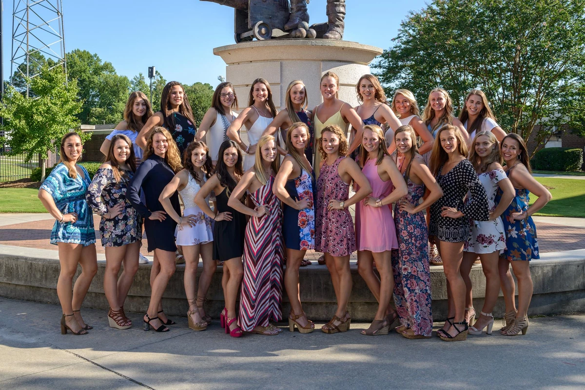 2017-18 Women's Swimming & Diving Team