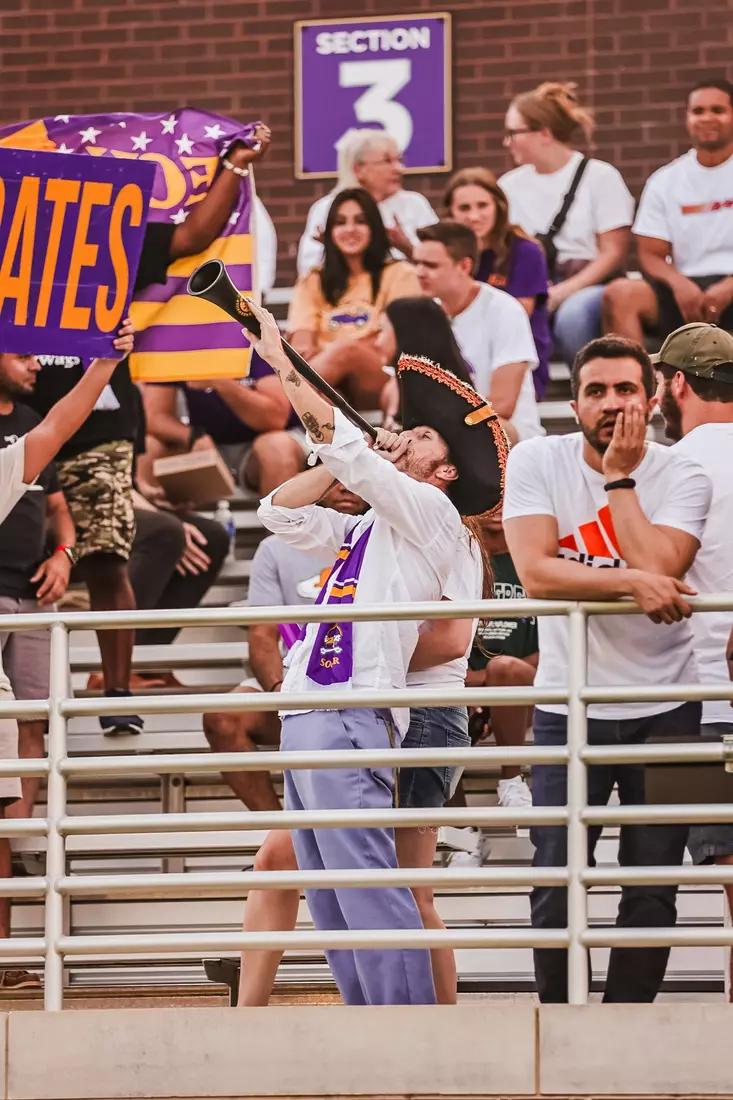 863 fans attended, fifth-most in Johnson Stadium history