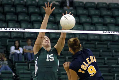 Volleyball Records Sixth Consecutive Victory Image