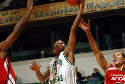 Men's Basketball Defeats Youngstown State, 77-71 Image