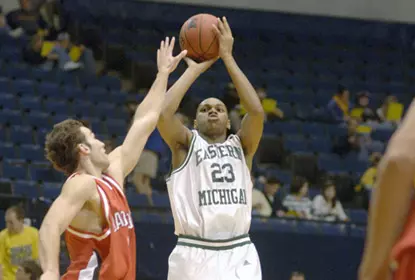 Men’s Hoops Wins Thriller at the Buzzer Against IPFW Image