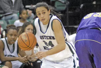 Women's Hoops Hits the Road for the First Time Image