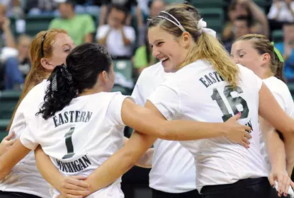 Volleyball Escapes with a 3-2 Victory Over Oakland Image
