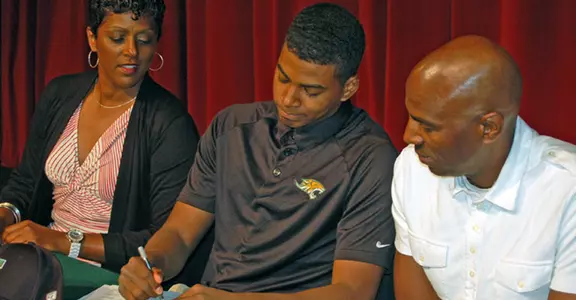 Men's Basketball Team Signs Jalen Ross