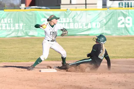 Arielle Anderson fielding