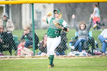 Haley Hostetler fielding