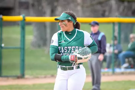Kiara Hurley pitching
