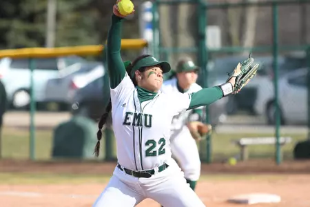 Nicolle Miranda pitching