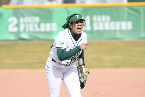 Nicolle Miranda pitching