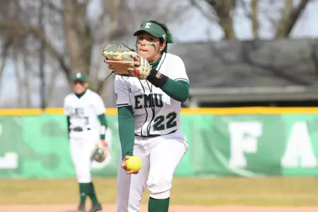 Nicolle Miranda pitching
