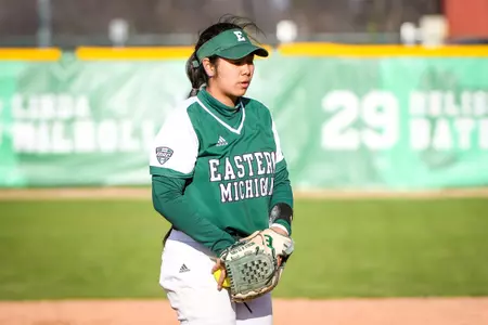 Nicolle Miranda pitching