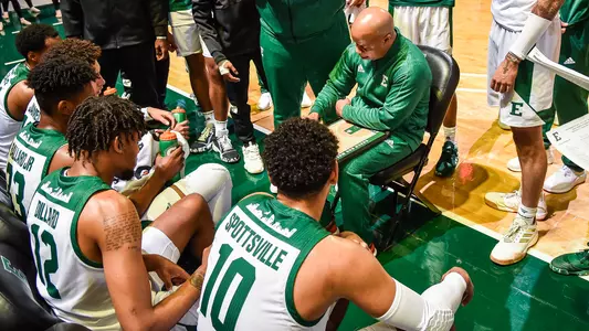 Mens bball huddle