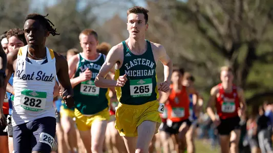 Toby Gualter runs at the 2022 MAC Championship