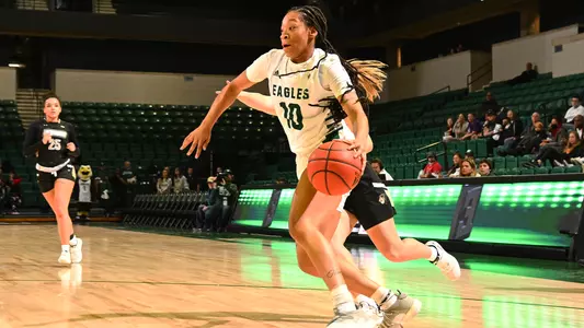 ZaNiya Nelson drives to the basket against Lindenwood, Nov. 7