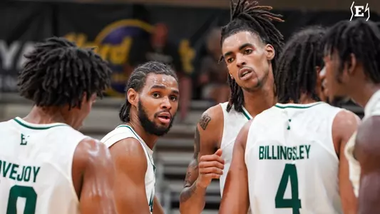 Tyson Acuff and Emoni Bates huddle