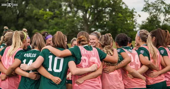 2022 team pregame huddle soccer