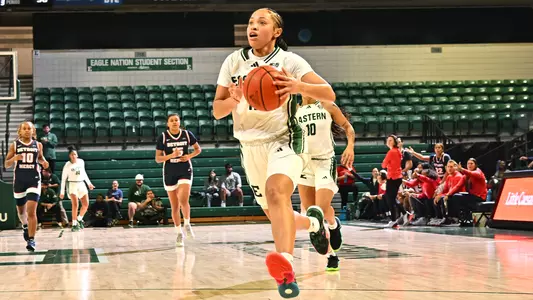 Austin_Lachelle scoring a layup