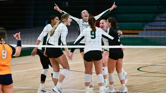 Callie Minshew celebrating with team on the court