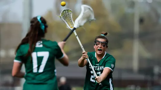 Mackenzie Blackwell passing to her teammate