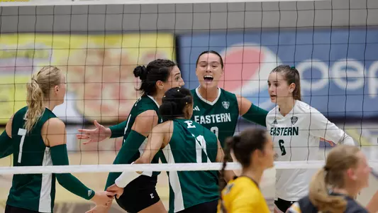 Volleyball_celebrating_at Valpo